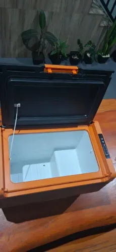 Vende-se geladeira de gabine Elber 35 litros