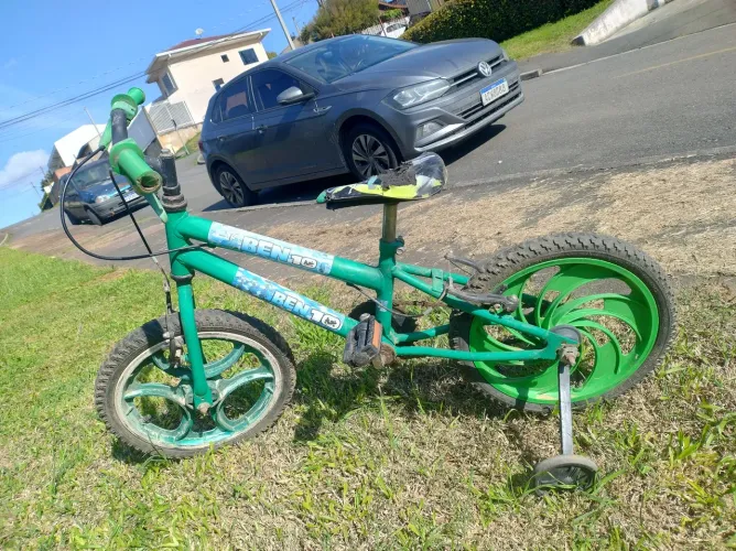 Bicicleta infantil do Ben 10 com rodinhas!