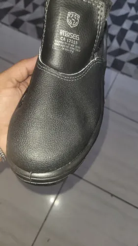 Vendo bota de bico de ferro nova nunca foi usada