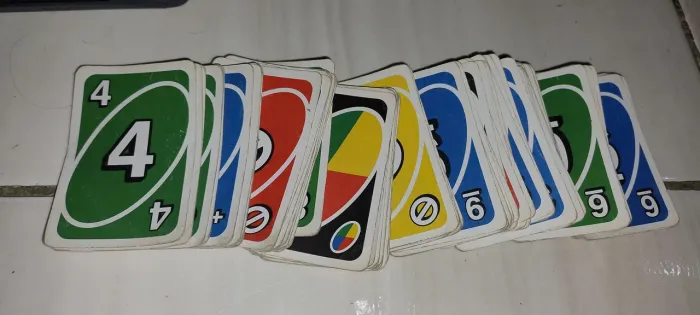 Uno usado, aproximadamente 100 cartas, original 