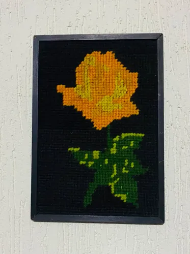 Quadro Antigo Bordado Tapeçaria Botão De Flor 19x26,5cm