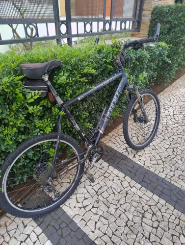 Bike Trek, revisada quadro 21, aro 26, único dono.