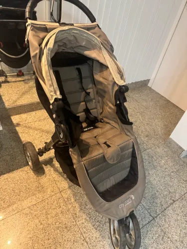 Carrinho de bebê em excelente estado