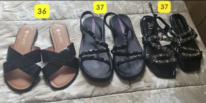 Vendo 3 sandálias por 20 reais.