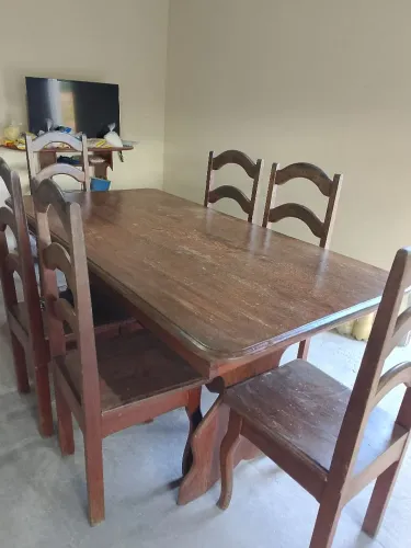 Mesa com seis cadeiras R$ 2.000 e máquina de costura Singer R$500