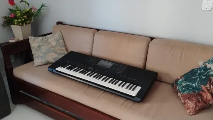 Teclado Yamaha PSR SX-700 Semi-Novo, com caixa e manual