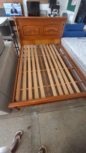 Cama de madeira casal 
