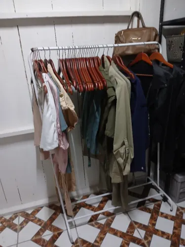Arara de roupas de metal, com espaço para sapatos em baixo, desmontável e branca