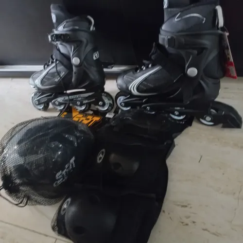 2 Pares de Patins com assessórios Faster (Traxart) e Patins do Batman infantil