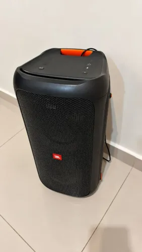 Vendo JBL PartyBox 100, em ótimo estado e funcionando perfeitamente.