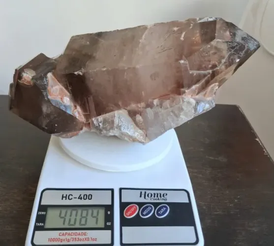 Cristal de Quartzo Fumê Bruto Peso 4,080 kg. Tamanho 18 cm de comprimento. Diâmetro 30 cm