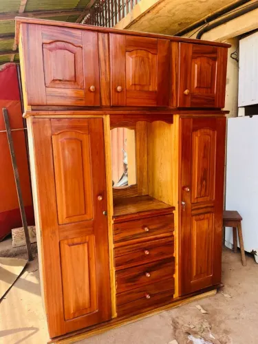 Vendo esse guarda roupa de madeira solteiro