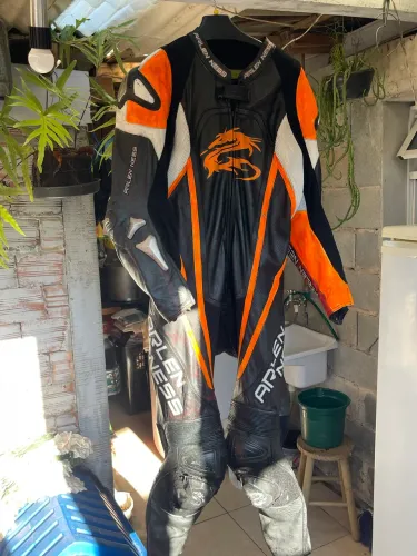 Vendo macacão de couro Arlen Ness original, tamanho 56.