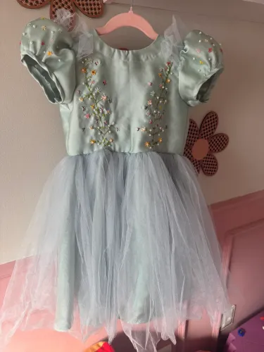 Vestido de festa para criança 1-2 anos. Bordado à mão