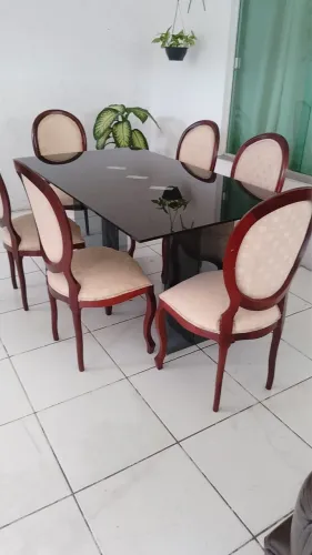 Mesa com 6 cadeiras e vidro