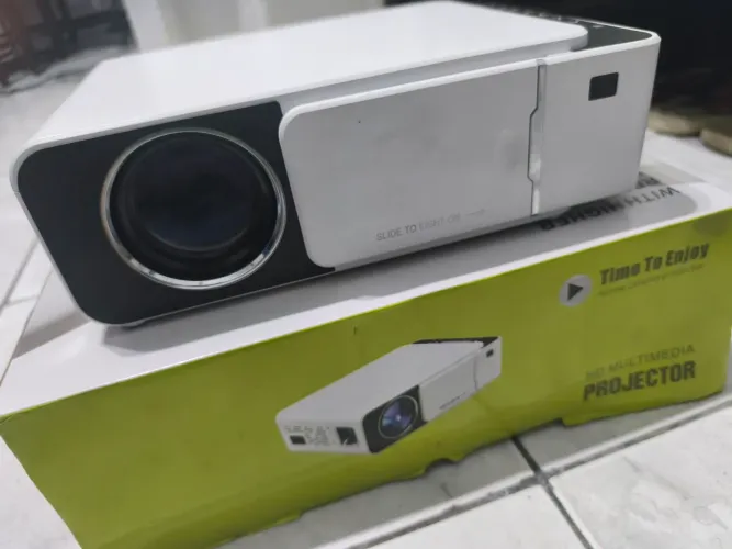 Projetor LED Portátil HD Multimedia (Com Controle e Caixa) - Semi-novo