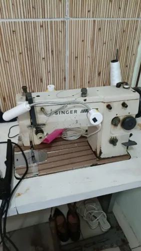 Máquina costura reta singer