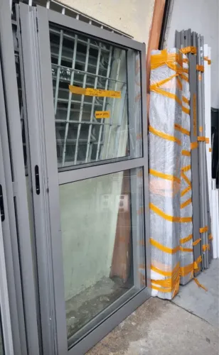 Porta balcão linha Gold com persiana automática 