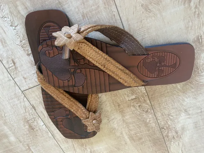 Chinelo Feminino de Dedo Marrom com Detalhe de Flor - Muito Conservado