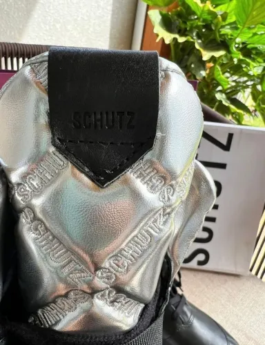 Bota Coturno Schutz Tratora Linn Couro Metalassê Preta e Prata , usada 1 X .