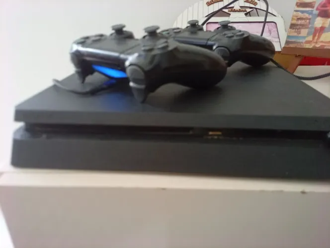 Ps4 com jogos e dois controles 