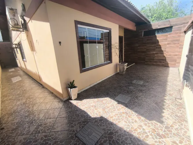 Casa Comercial com 140 M², 3 quartos sendo 1 suíte e 1 loja anexa em Cavaleiros -