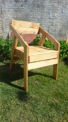 Cadeira katakana feita em pallet