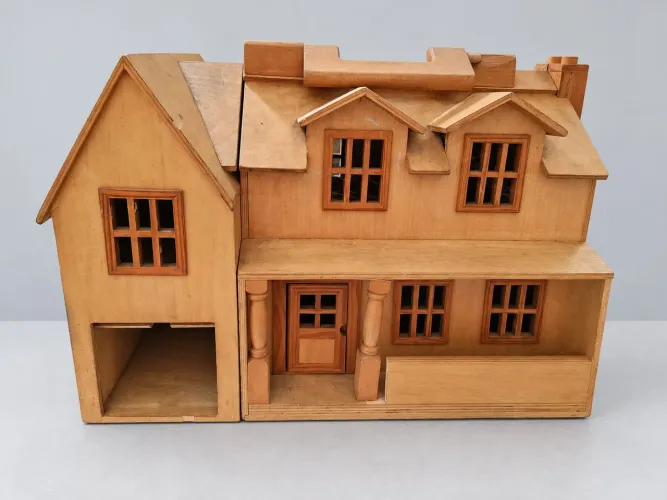 Casinha de madeira com garagem marca (Melissa Doug).