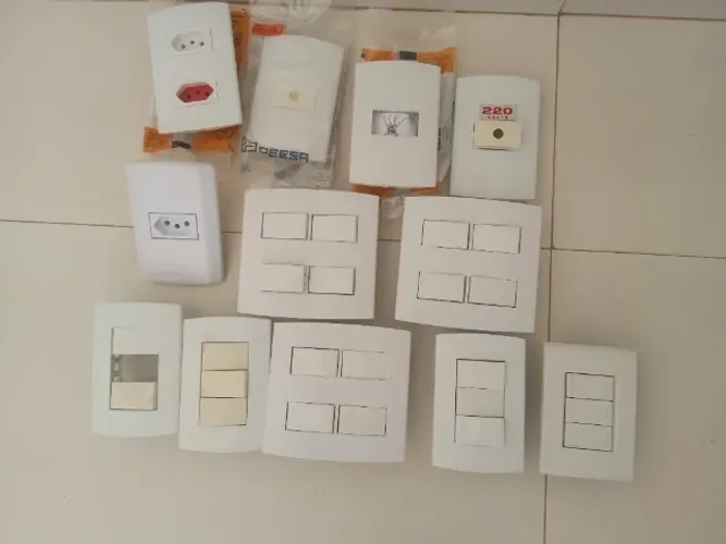 Lote de Interruptores e tomadas Marca Peesa Linha Alfa.