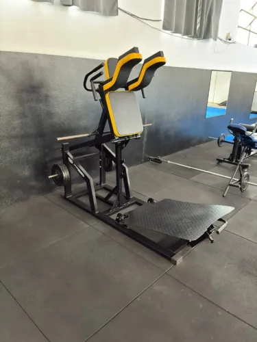 AGACHAMENTO HACK SQUAT