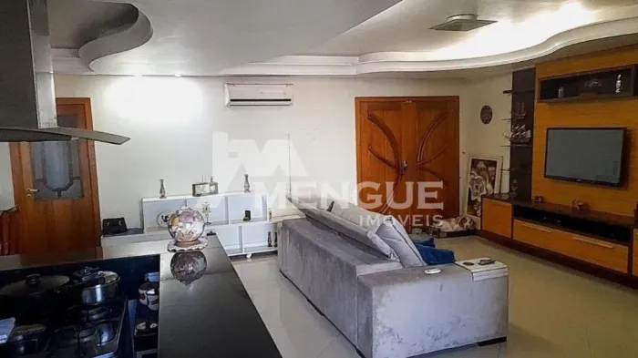 Casa com 3 quartos e 183m² para alugar em Jardim Itu, Porto Alegre.