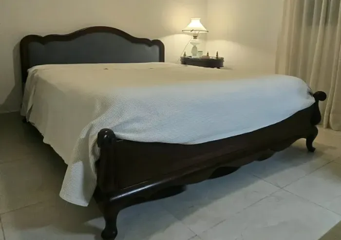 Cama de madeira maciça