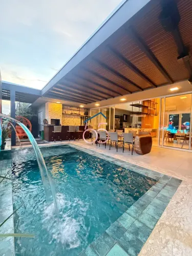 Casa de Alto Padrão à Venda no Condomínio Florais dos Lagos.