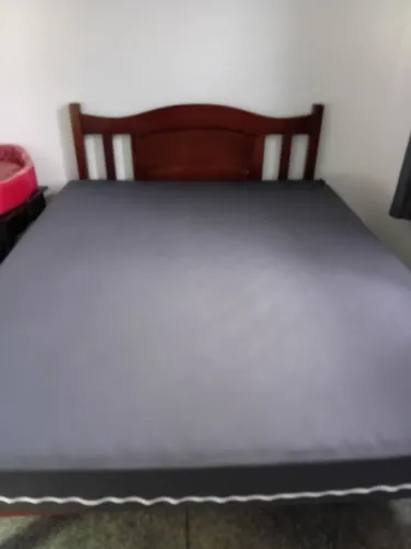 Cama casal Queem 2,00 X 1,60m 1 ano de uso com capa resistente.