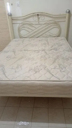 Cama de casal com colchão 