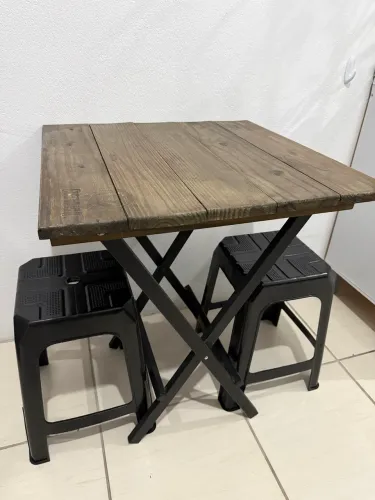 Mesa retrátil com duas banquetas
