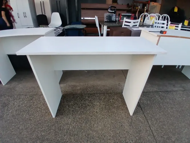 Mesa escrivaninha 100% MDF pequena seminova conservada