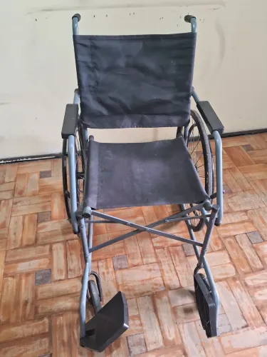 Vende-se Cadeira de roda