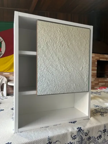 Armário de banheiro com espelho