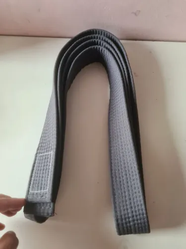 Faixas de judô cinza e branca ponta cinza.