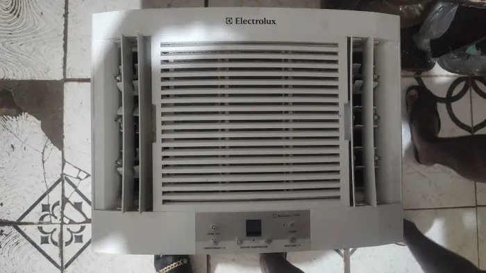 Vendo ar condicionado 7.500 vlt pra sair logo valor 350
