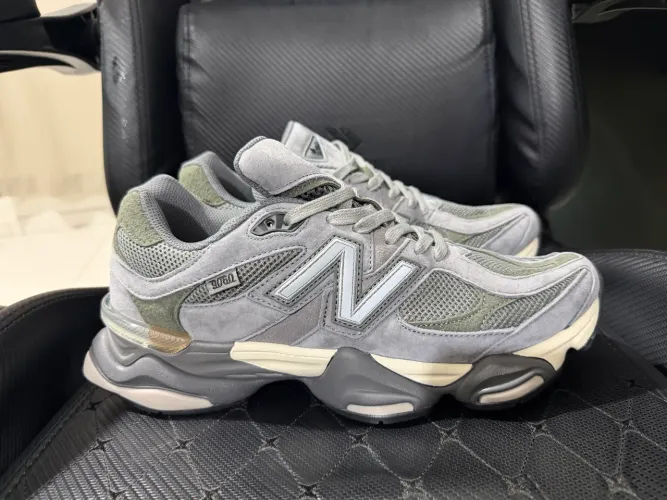 Tênis New Balance 9060 - tamanho 43 