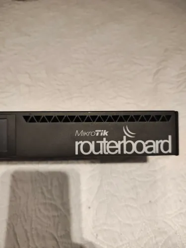 Mikrotik router RB201 1UiAS-RM usado