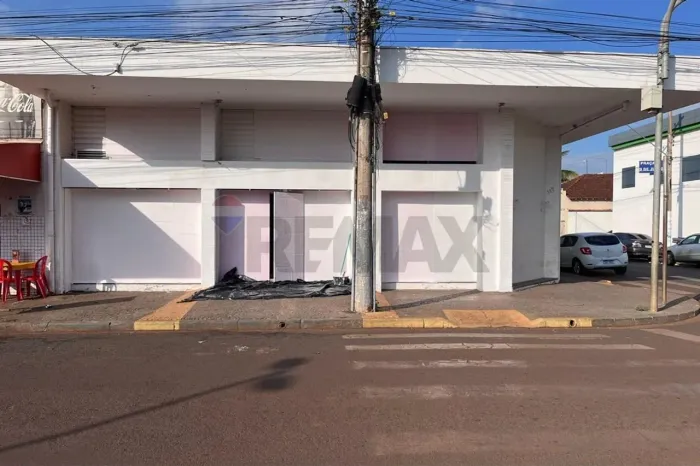 "Edifício Comercial Reformado no Centro de Guará"