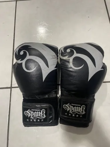 Luva de Boxe e Muay Thai Spank (modelo preto com detalhes brancos)