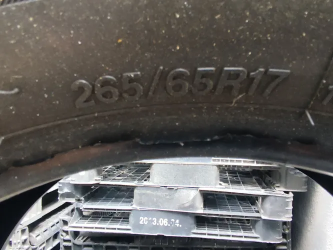 2 Pneus  Bridgestone Dueler 265/65 R17 em bom estado.