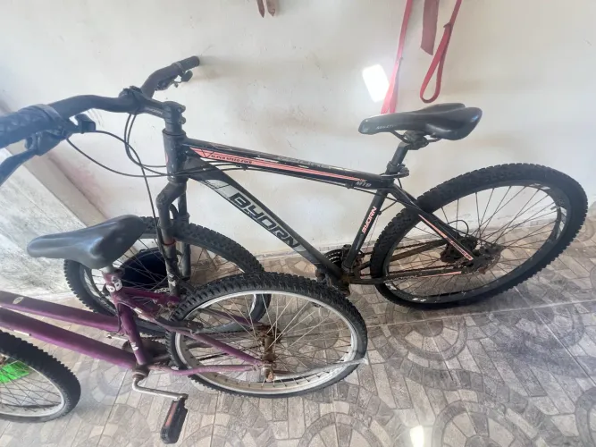 Vendo 2 bicicleta 1 aro 26 e outra aro 29 precisa de manutenção