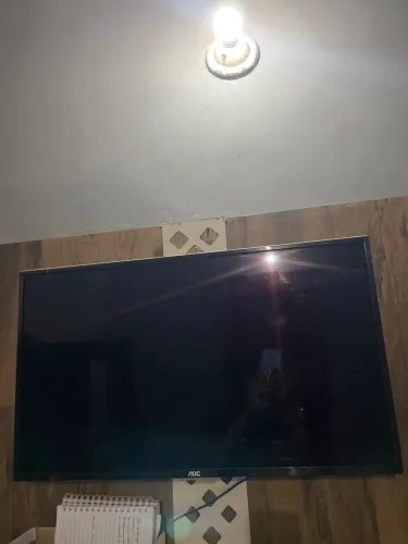 Vendo televisão AOC 32 polegadas , perfeito estado acompanha controle 