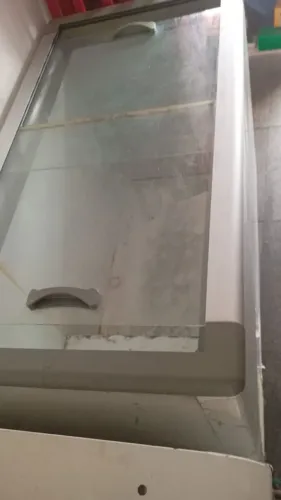 Vendo um freezer horizontal da maca fricom  semi novo nunca foi pro concerto 