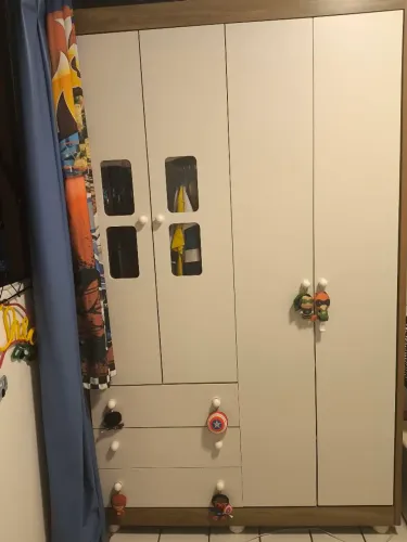 Guarda roupa infantil 4 portas e 3 gavetas na cor branco